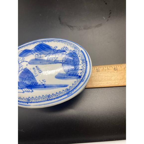 Vintage Oriental Porcelain Trinket Box in Oval shape White and Blue pattern. - Picture 8 of 9